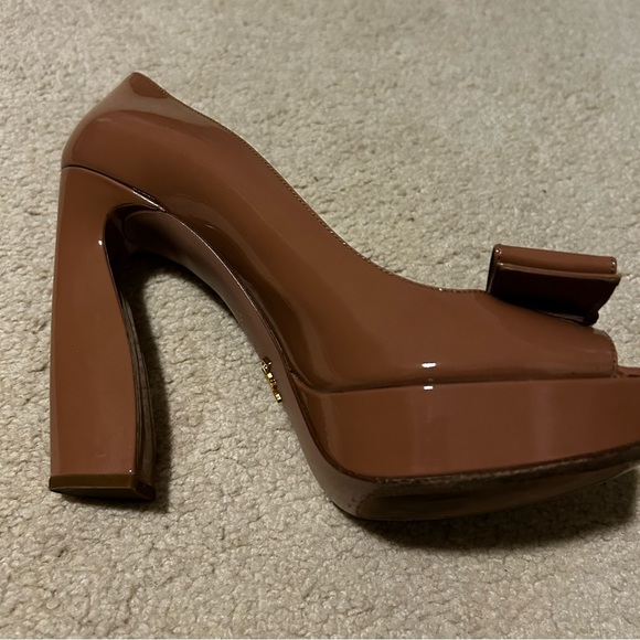 Prada dark tan high heels worn once. Size 39.5. Includes box and dust bag - Picture 5 of 8